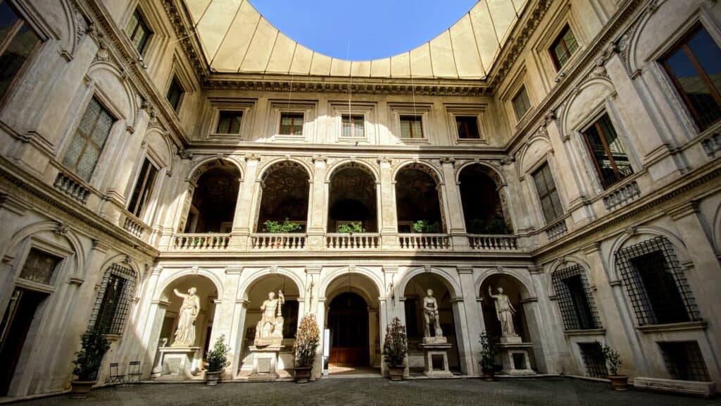 Cortile di palazzo altemps ph. mm turismo roma