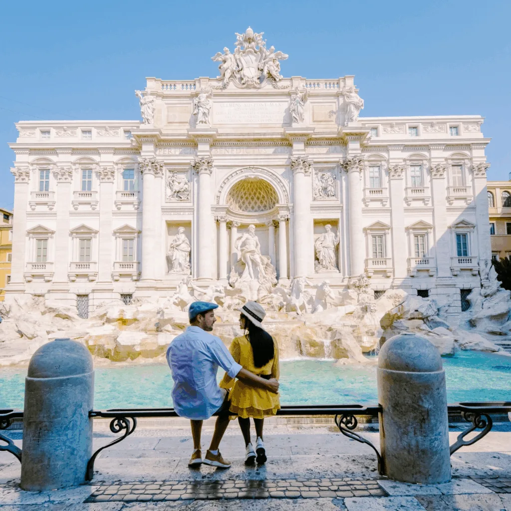 Casais em lua de mel fazendo pedidos na Fontana di Trevi ao anoitecer